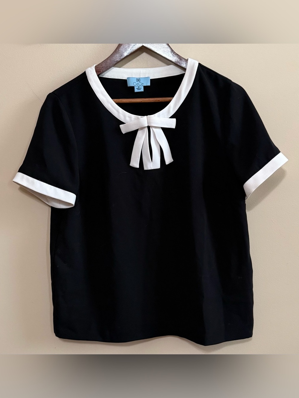 LN CeCe Black Short-Sleeve Top with White Trim and Bow Accent Sz M